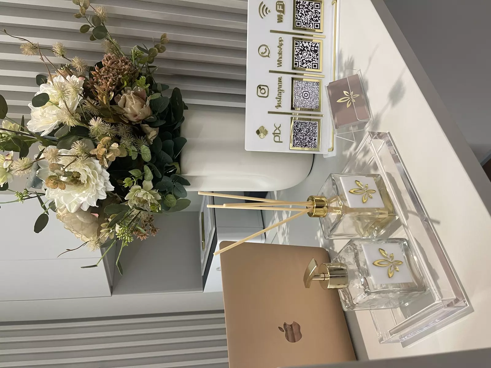 Recepção da Clínica Éclair — ambiente sofisticado e acolhedor em João Pessoa