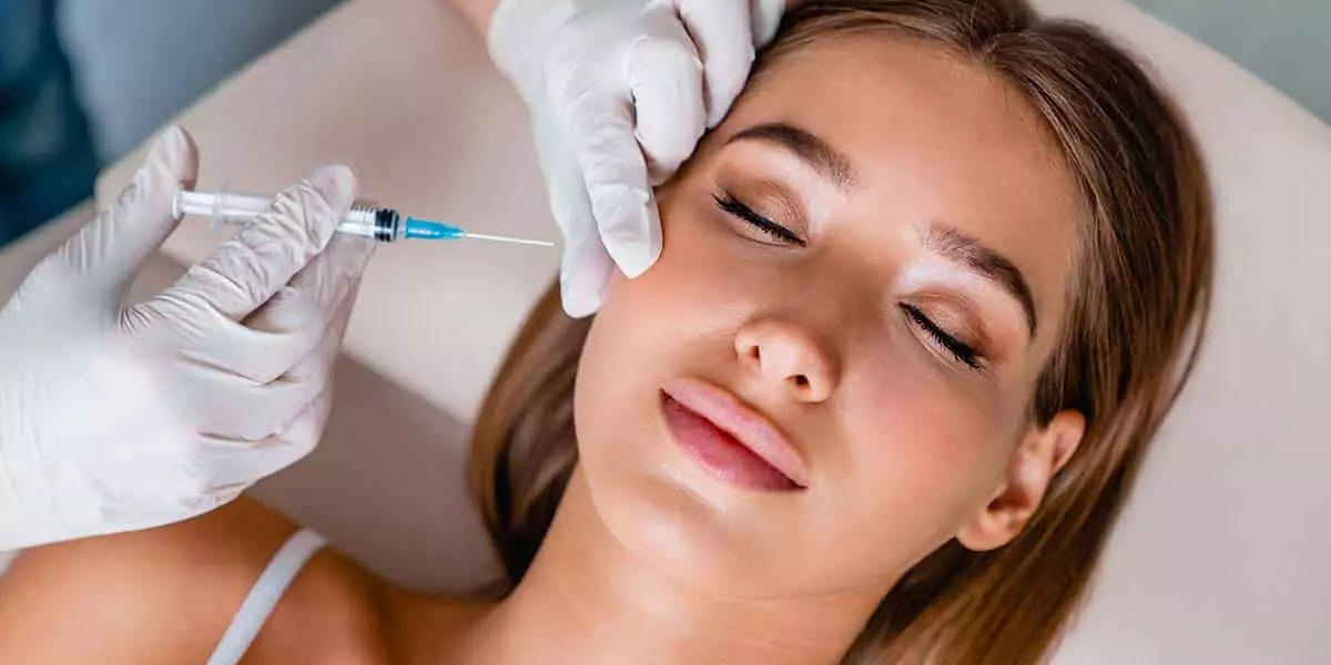 Paciente da Clínica Éclair em consulta estética facial